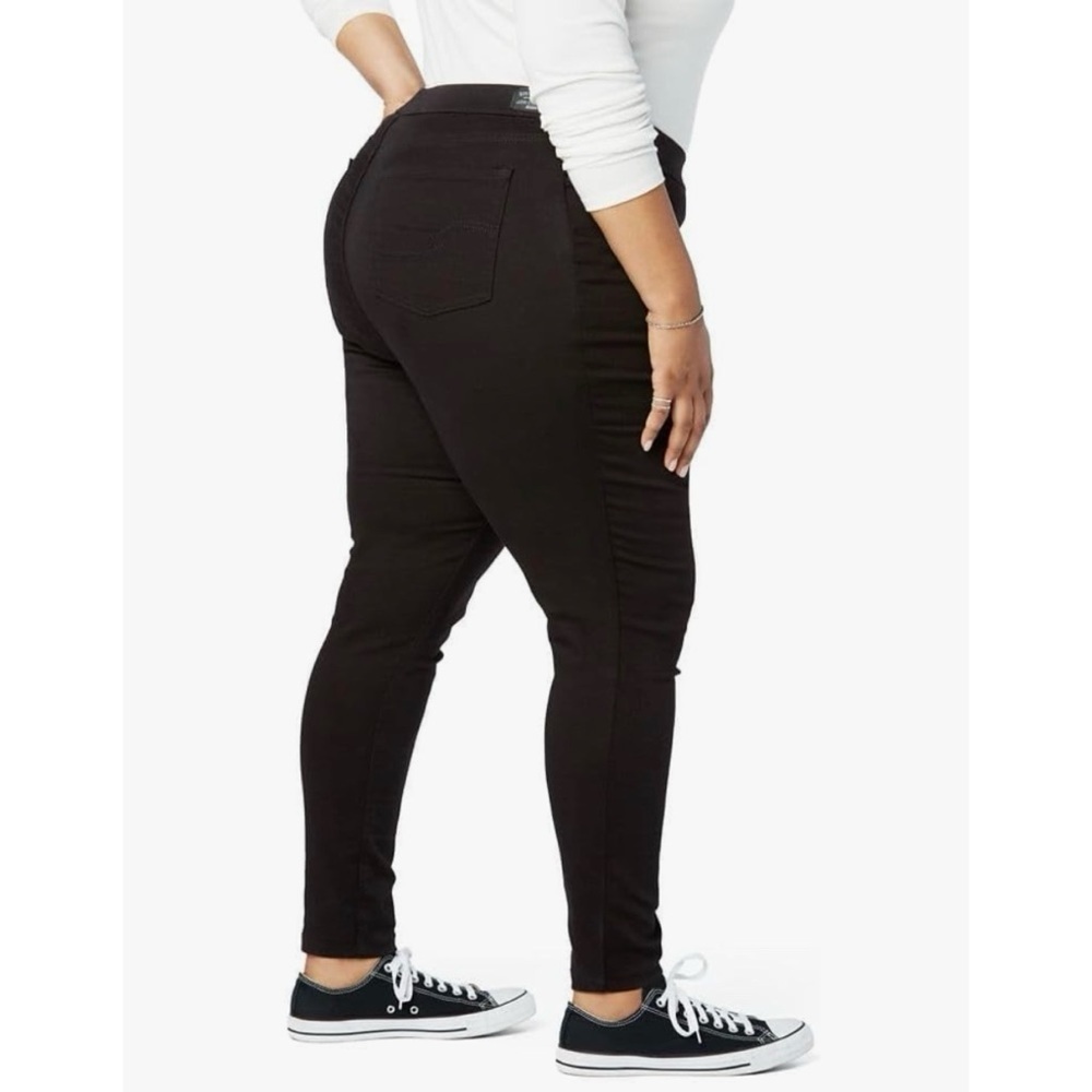 Signature By Levi Strauss & Co Womens Totally Shaping Pull-On Skinny 24 Short